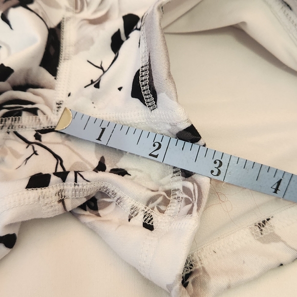 FLEO Moon Rose Mid Rise Black & White Shorts Workout Exercise L - Picture 6 of 10